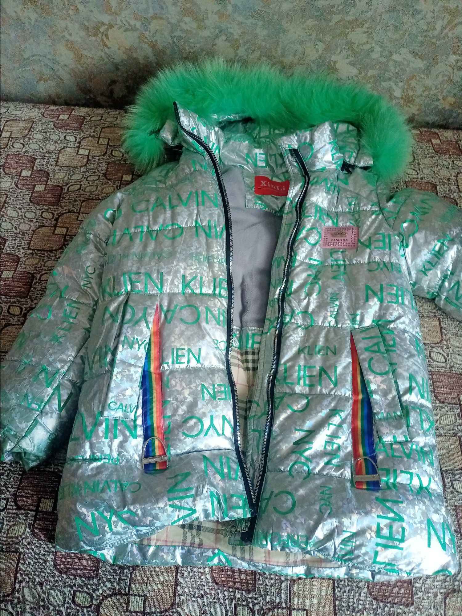 Продам куртку зимнюю на девочку