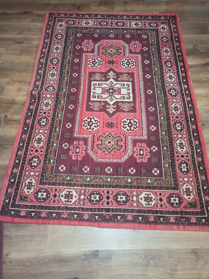 Продается красивый шерстяной Хивинский ковер.Длина 220см Ширина 140см.