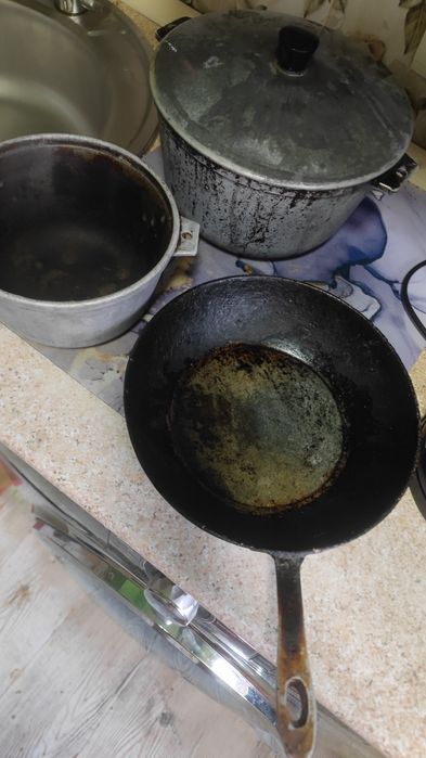 Казаны чугунные маленький один и два больших сковородка сковорода