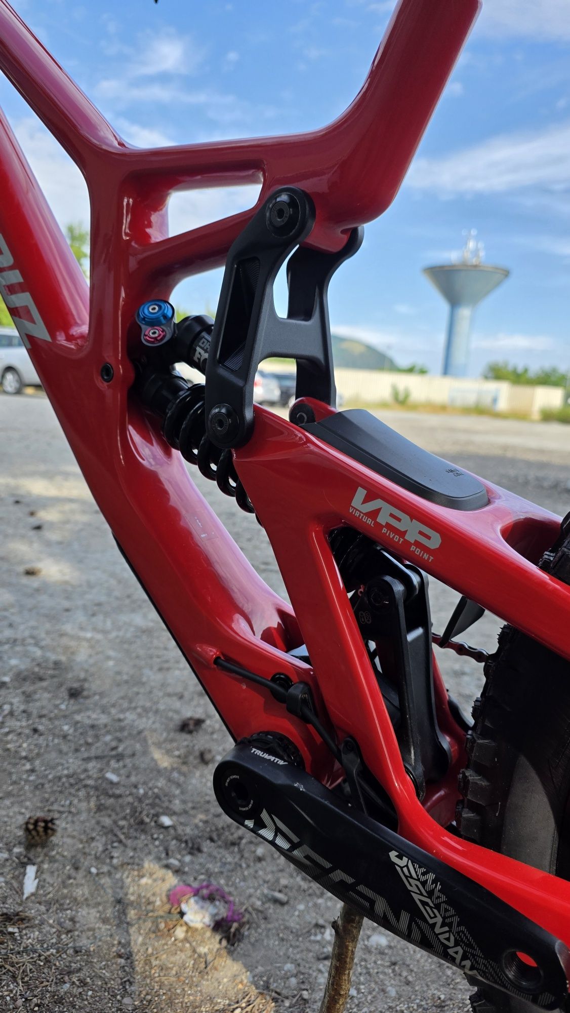 Bicicleta Santa Cruz V10 8 CC DH S-kit MX Gloss Red 

Bicicleta Santa