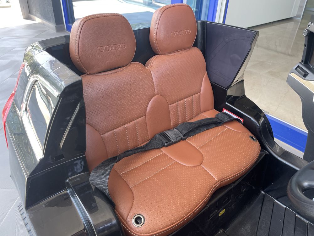 Акумулаторен джип Volvo XC90 с родителски контрол - детска кола