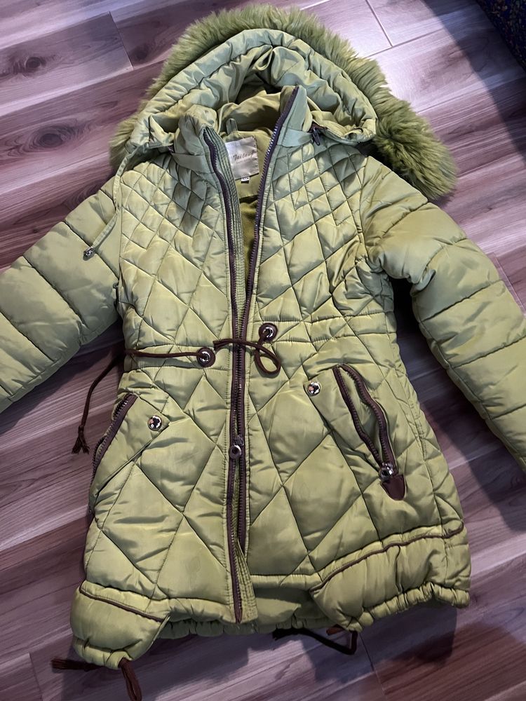 Тёплая куртка для девочки ярко-фисташковая на 10-12 лет