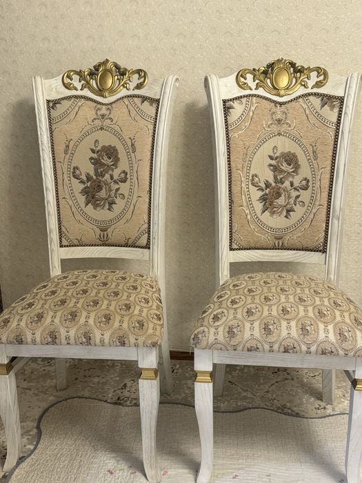 Стулья для гостиной .6 штук в отличном состояний