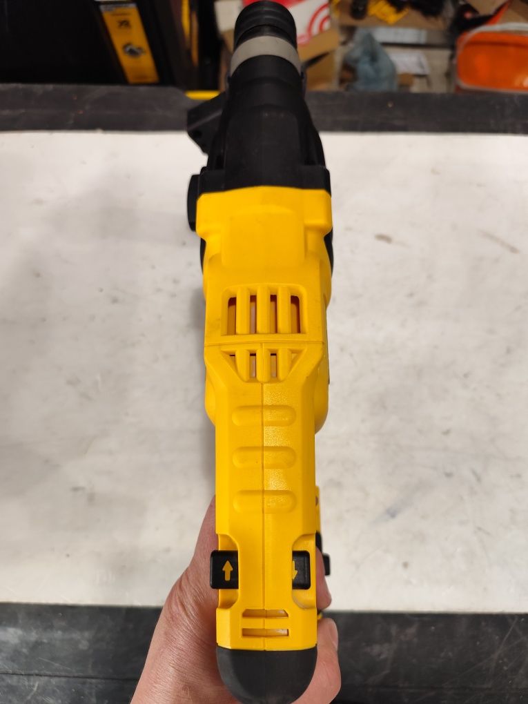 Безчетков акумулаторен перфоратор къртач Девалт DeWALT DCH033