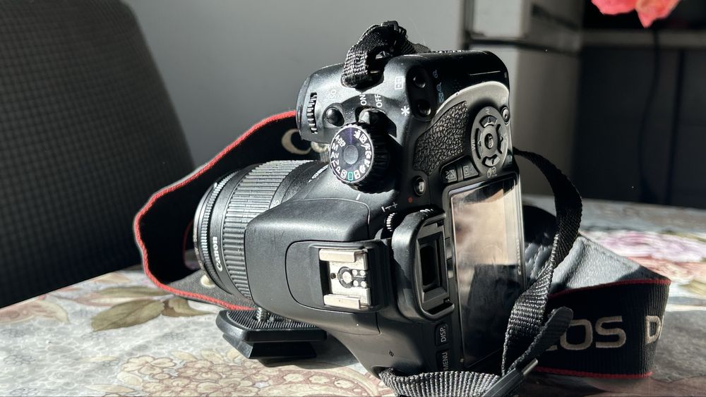 Kit Aparat foto Canon Eos 550d + obiectiv EF-S 18-55mm