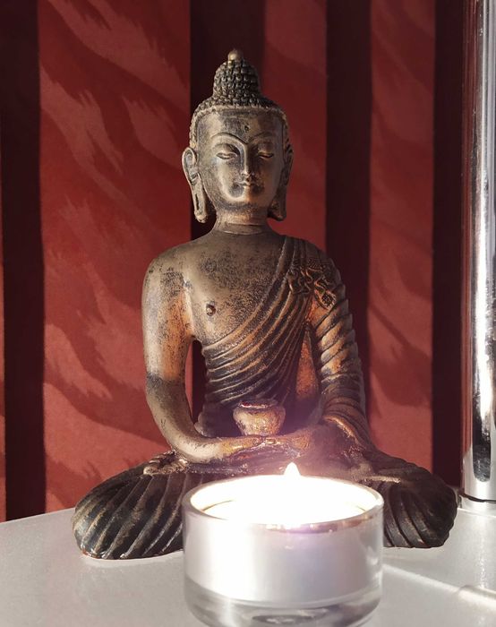 Statuetă Buddha meditând , cu un suport lumânare .Înălțime 15 cm.