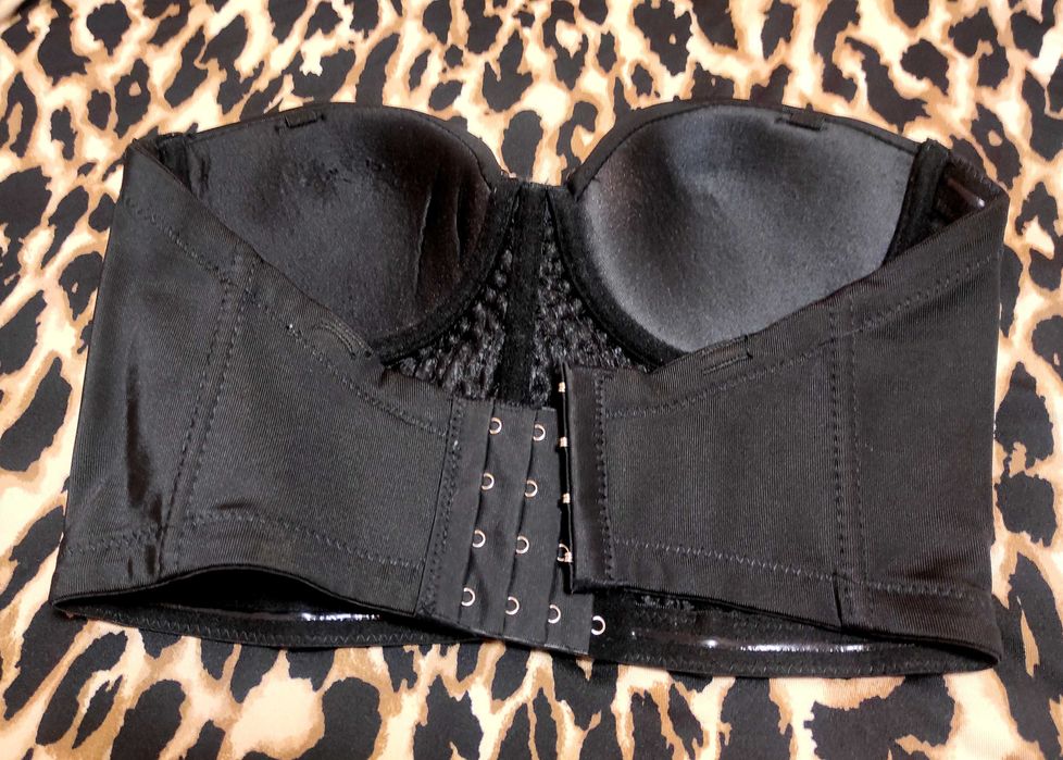 Ефектен черен корсет