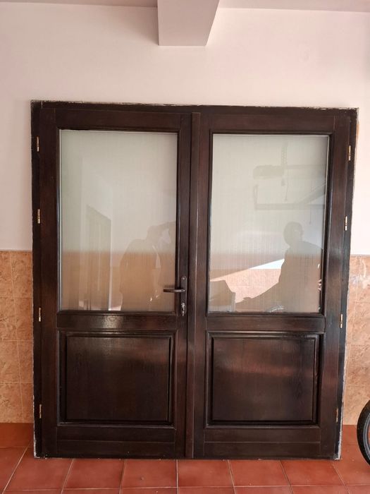 Vând ușă lemn masiv.