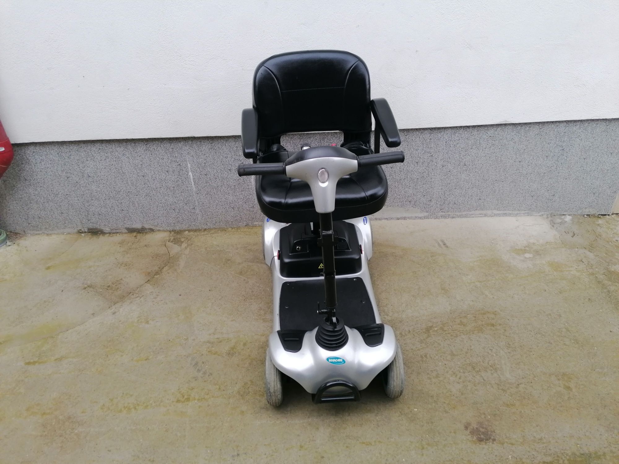 Cărucior scuter electric pentru persoane cu dizabilități
