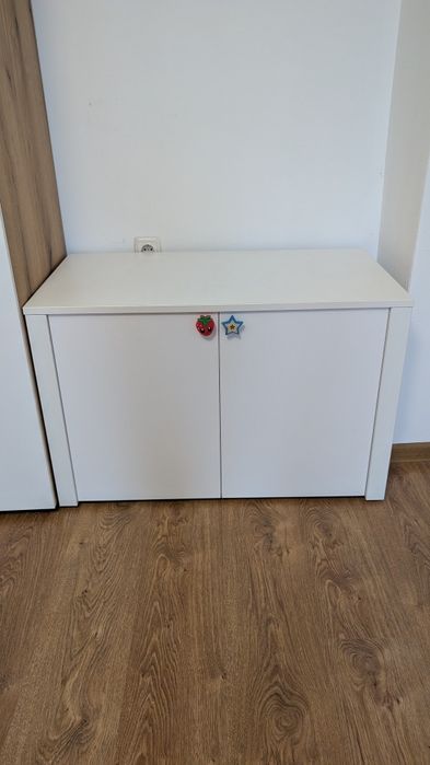 Бюро с контейнер за съхранение