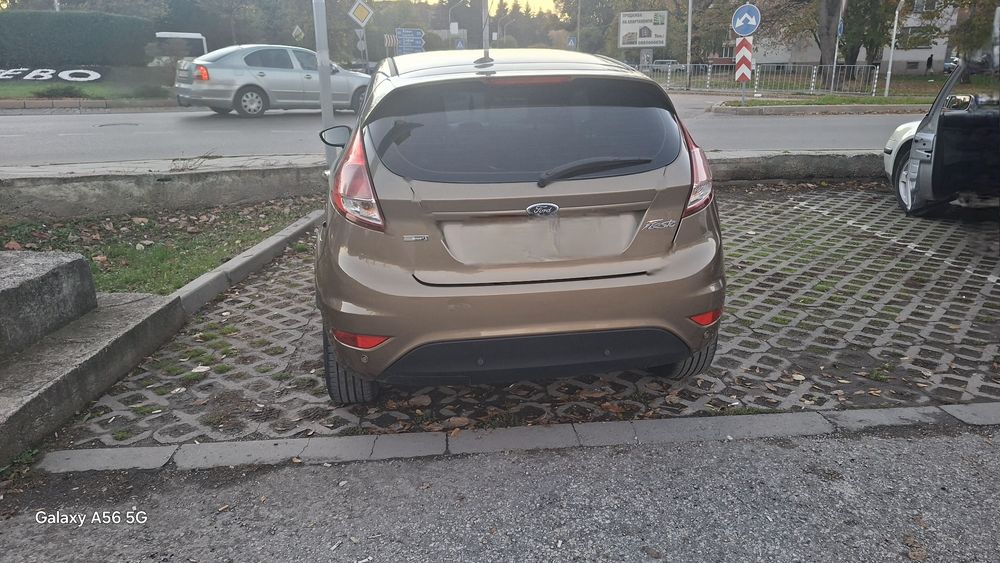 Автомобил форд фиеста