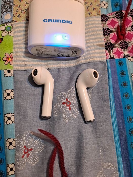 Căști wireless marca grundig.