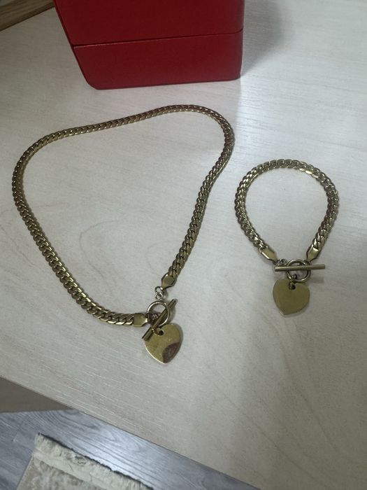 Комплект бижутерии стильно смотрится