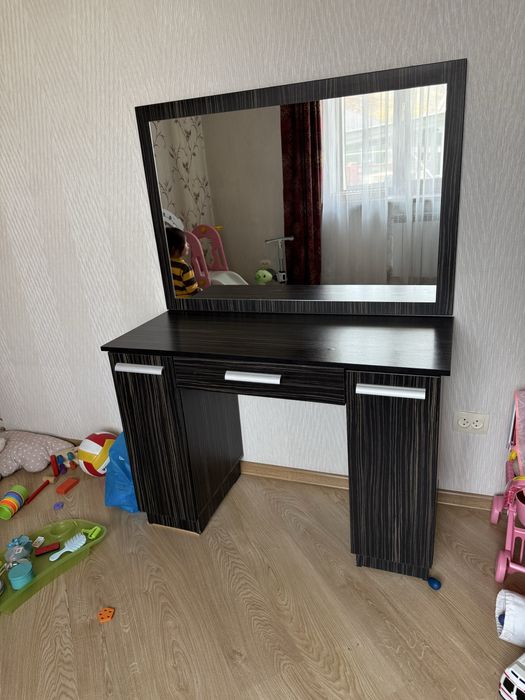 Туалетный столик с зеркалом