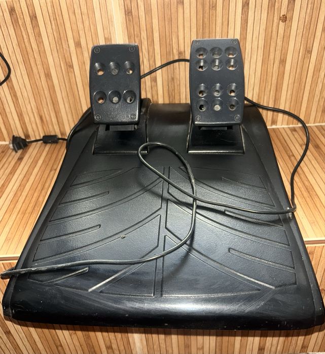 Volan Logitech Driving Force GT cu pedale și schimbător de viteze