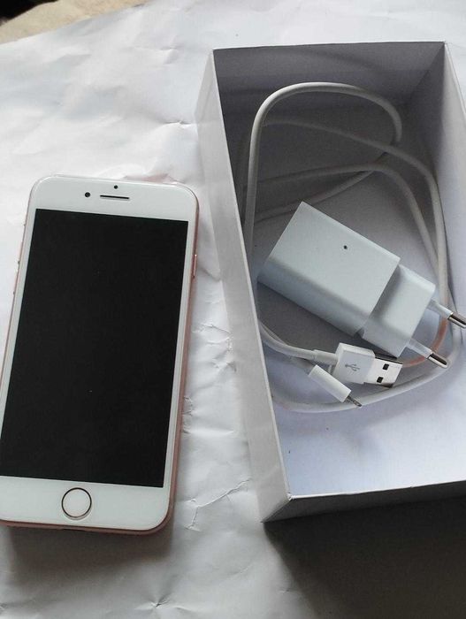 iphone 8 64,gold,nou,nefolosit PLUS HUSA NOUA CADOU