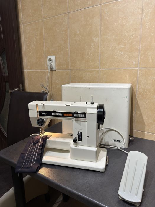 Masina de cusut festonat si butoniere Pfaff 803