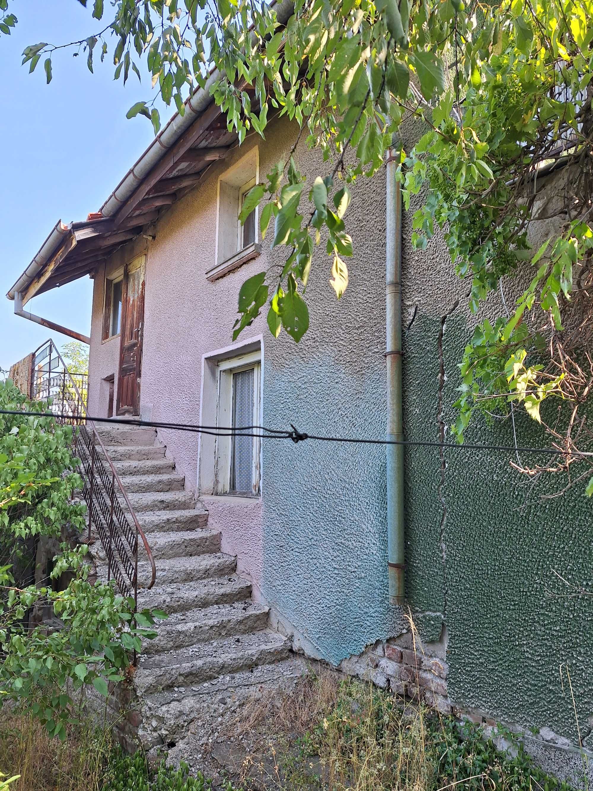 Продава КЪЩА на 50 км от София