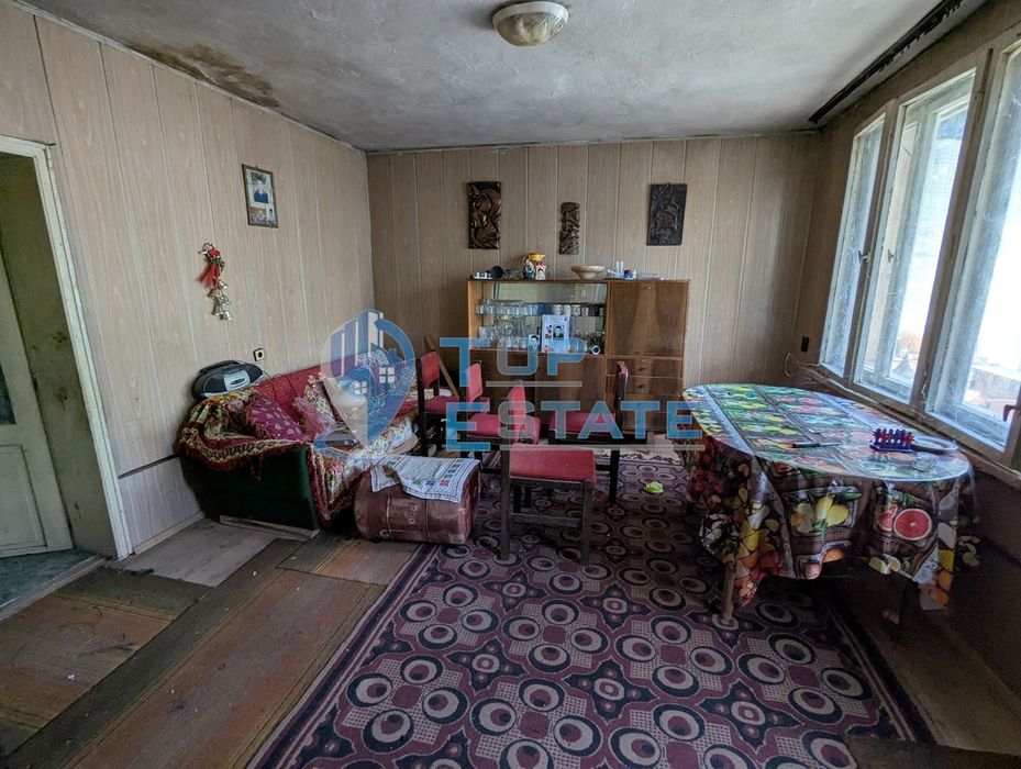 Тухлена къща на тиха и спокойна улица в село Поликраище