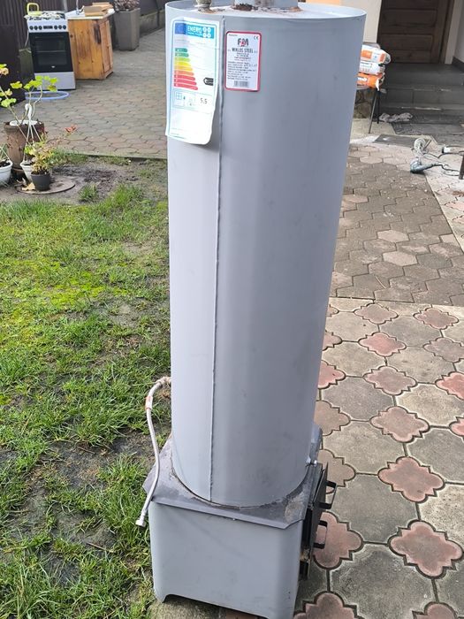 Vând cazan de baie cu focar inclus,puțin folosit .