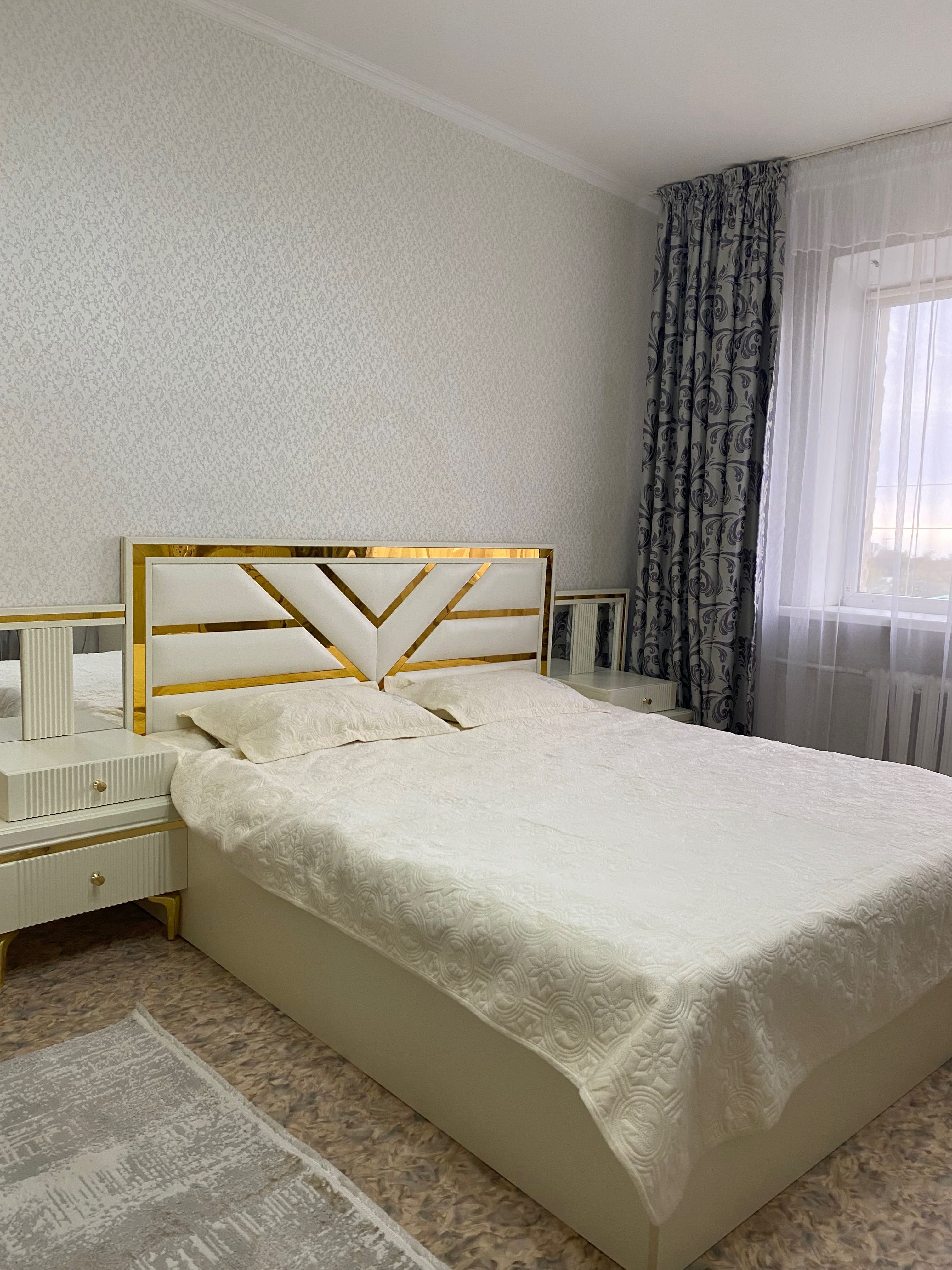 Кровать+ 2 тумбочки.Торг имеется