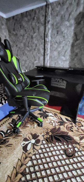 Продам  компьютерный стол с креслом