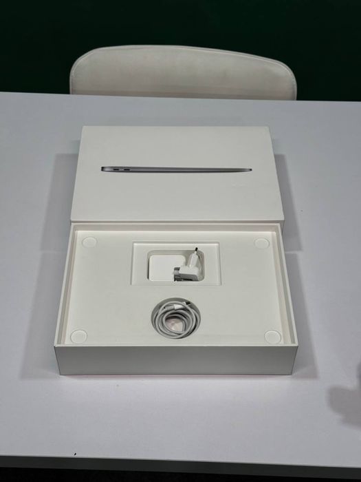 Macbook Air M1 deyarli yangi