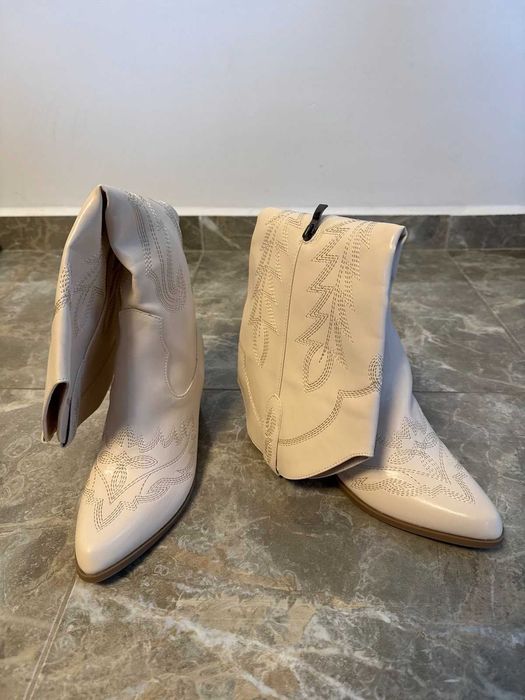 Дамски ботуши с остър връх и дебел ток