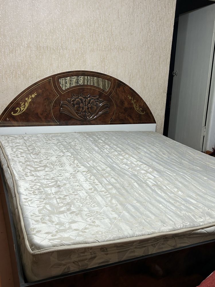 Продается спальный гарнитур