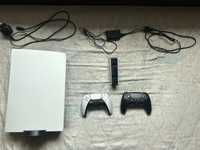 PlayStation 5 с два контролера