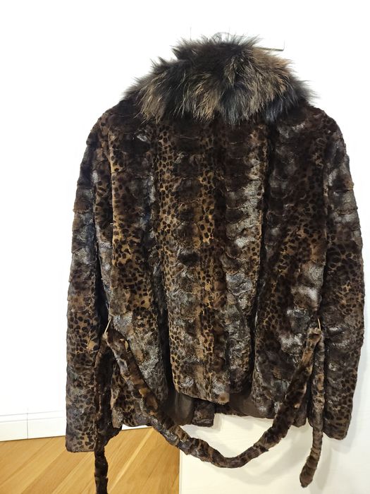 Haina blana vizon cu guler de vulpe