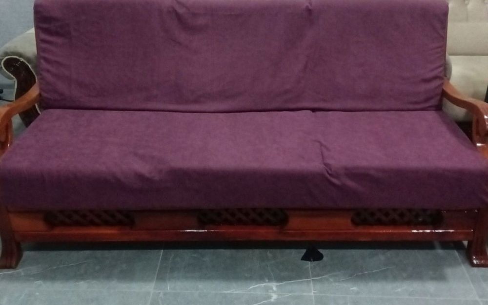 Кресла с диваном и журнальным столомпосле реставрации