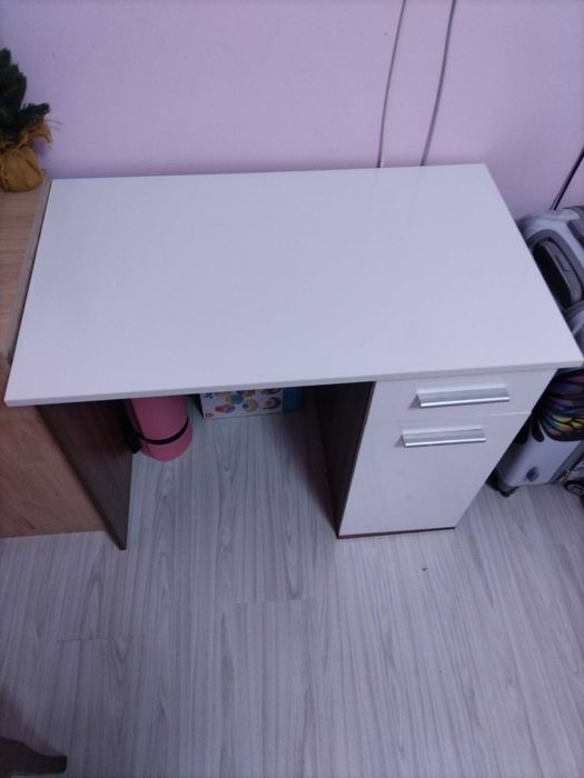 Продавам ученическо бюро