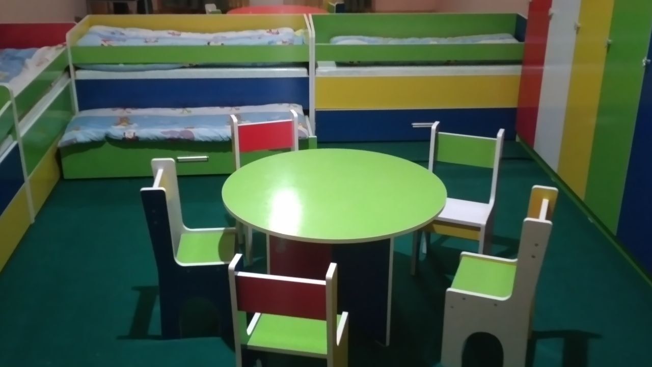 Bogchalar uchun komplekt shkaf stol stullar