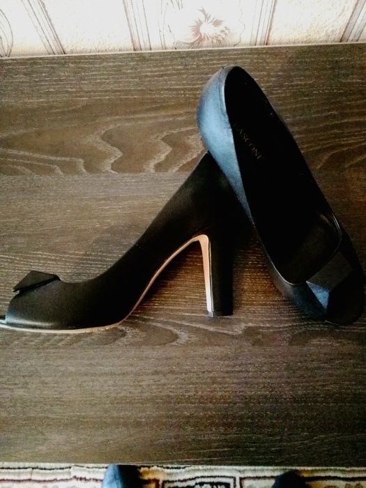 Отдам бесплатно женские туфли