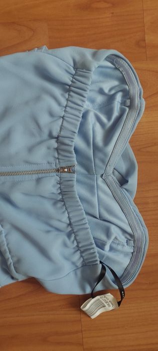 Pantofi argintii stiletto si rochie