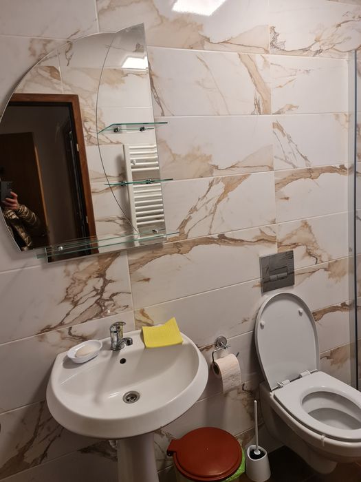 Închiriez camere la villă.