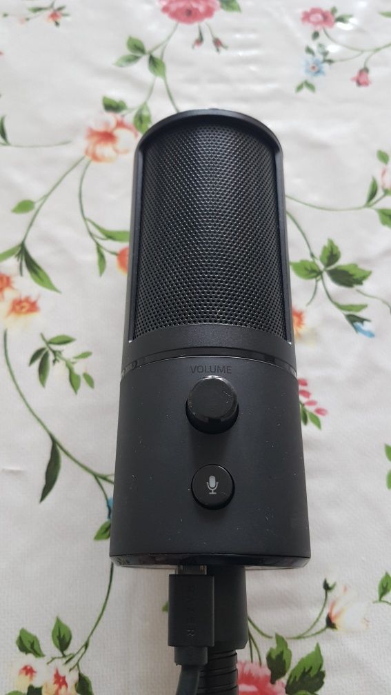 Микрофон Razer Seiren Emote