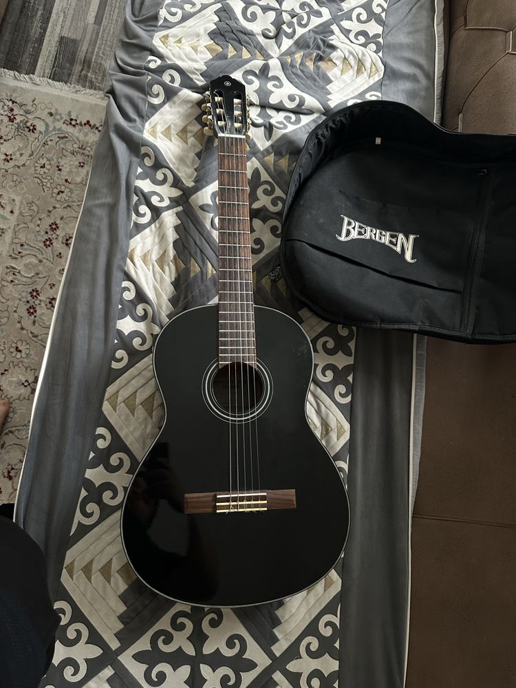 Продам гитару YAMAHA c40 вместе с утеплённым чехлом BERGEN