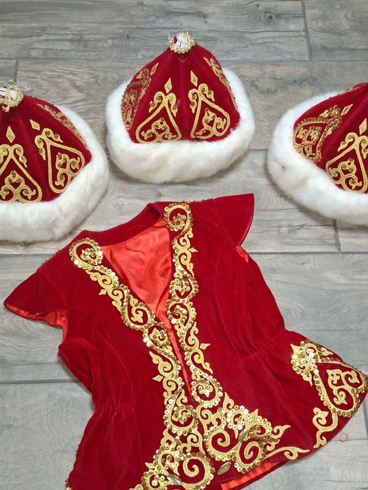 Национальная жилетка и шапки