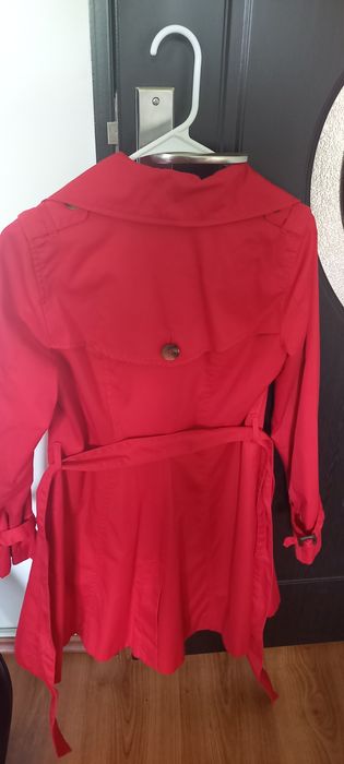 Vând  trenci mărimea 34 rosu.