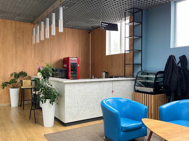 Сдаётся 3 место под кофейню в автосалоне!