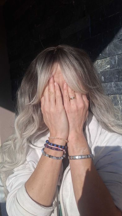 Perucă – blond argintiu ombré, ondulații lejere