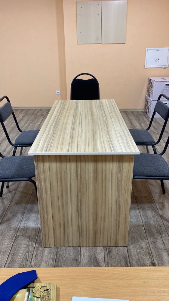 Срочно продам стол стулья для офиса