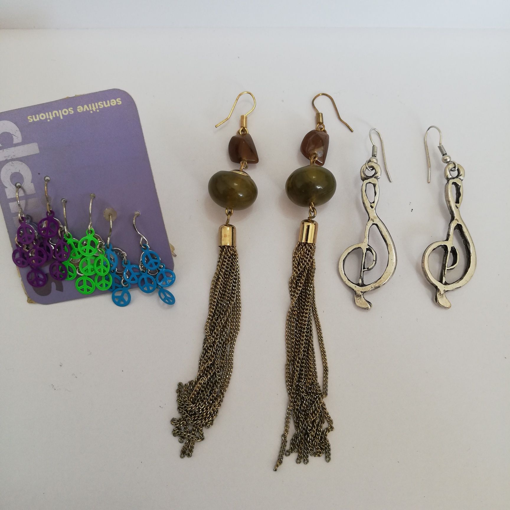 Lot bijuterii diverse 8 bratari, 20 de brose, cercei, pandative