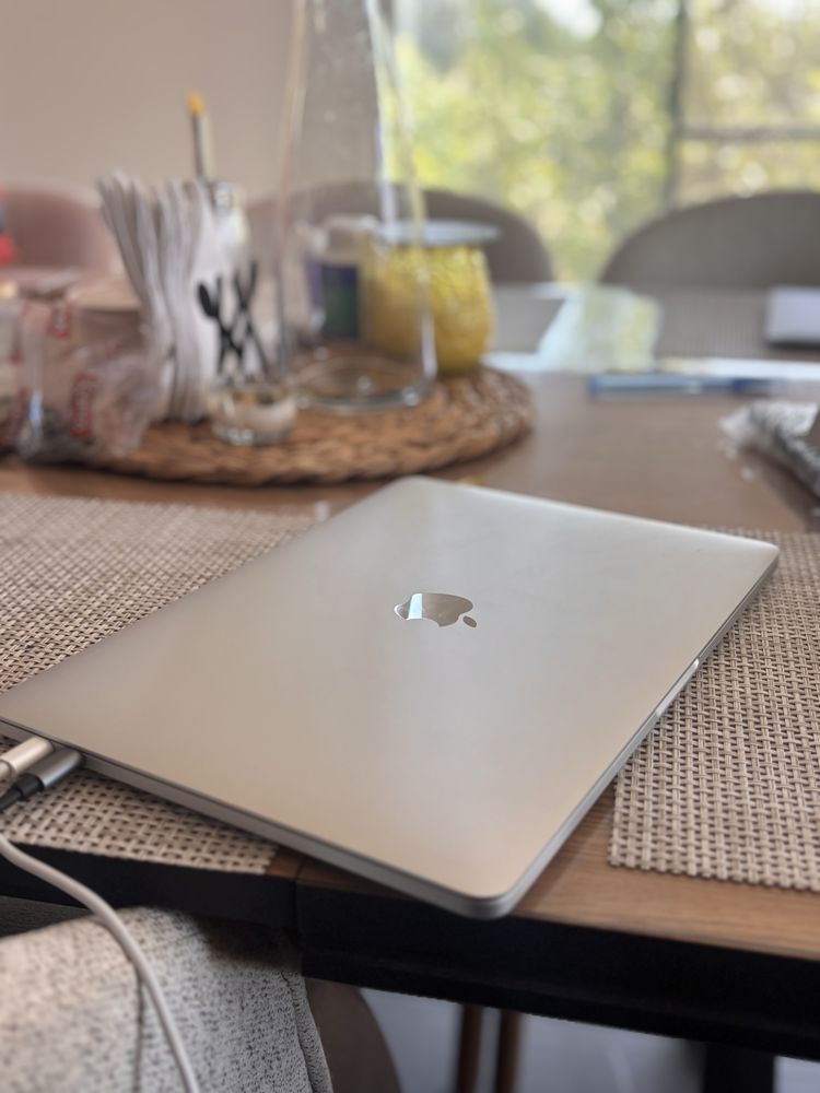 Macbook pro 2020 - перфектен, с кутия