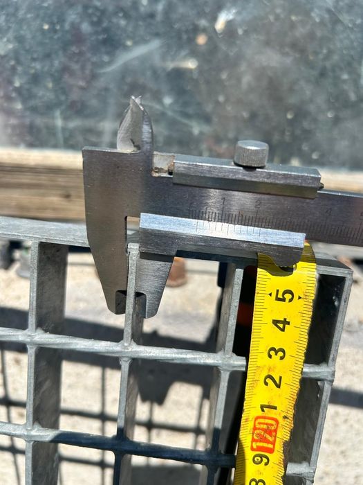 Gratare zincate, Scari metalice