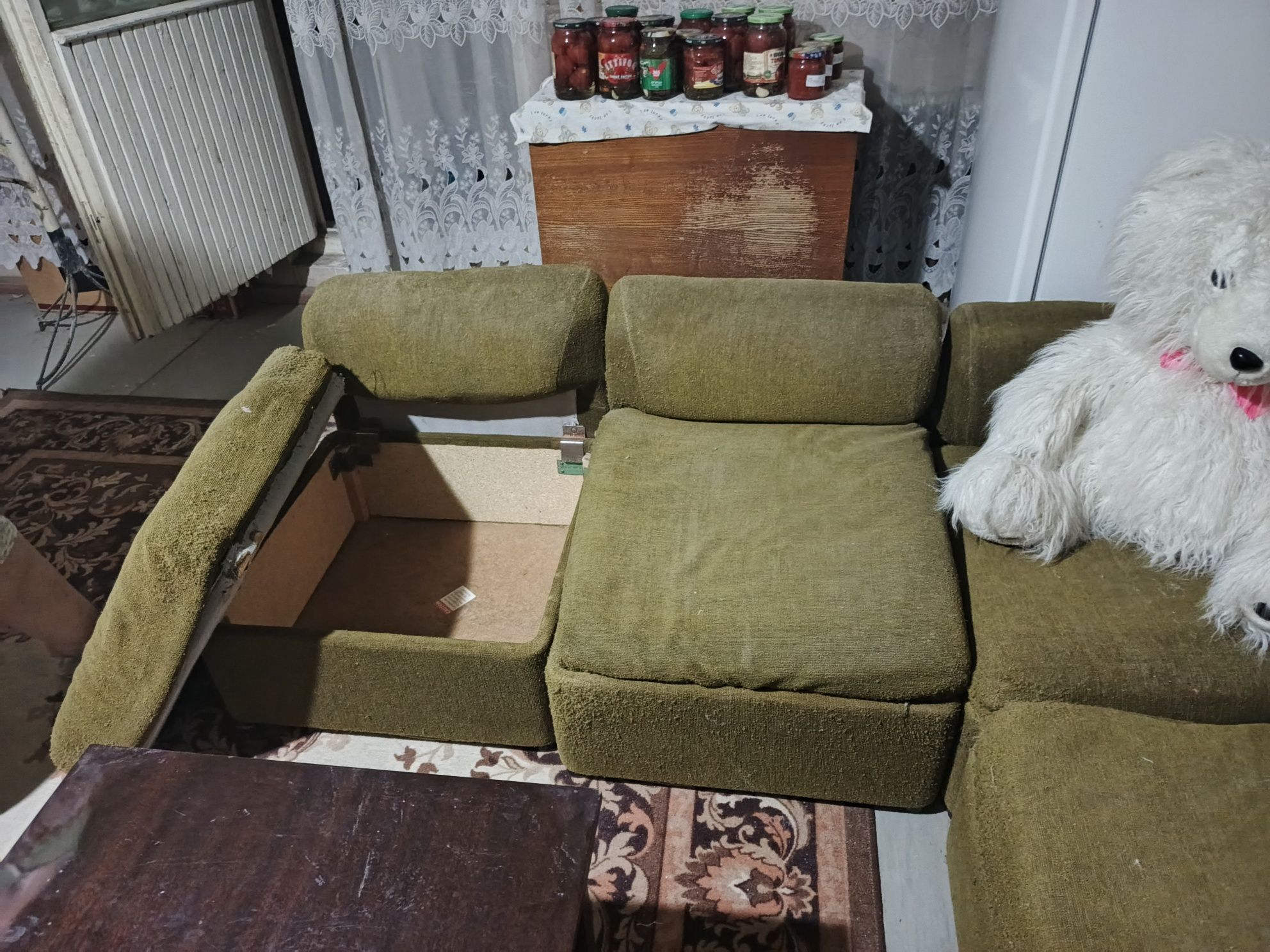 Продается мягкий уголок и столик  б/у