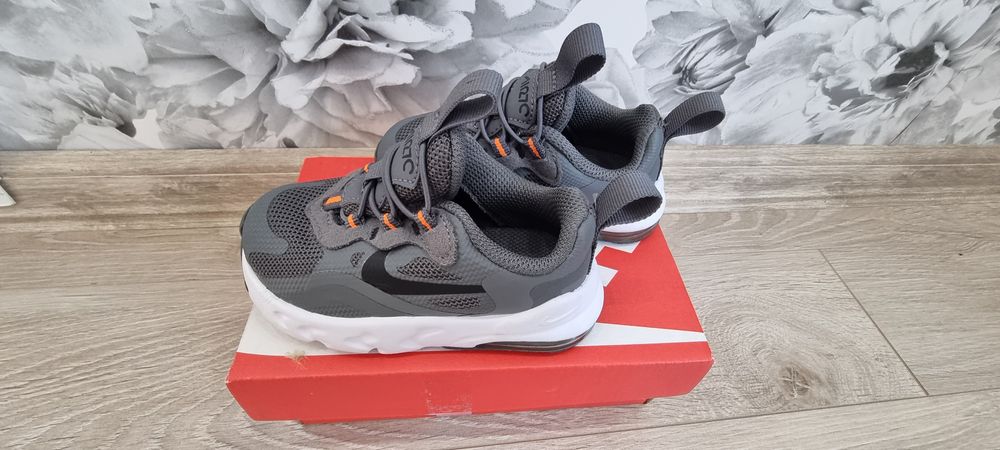 Продавам детски обувки Nike AirMax