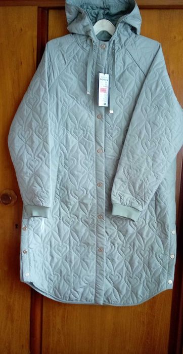 Ново, необличано  дамско олекотено яке. Цвят МЕНТА.